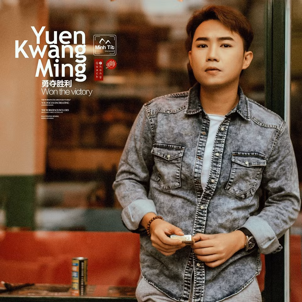 Gương mặt của nam diễn viên cũng khá hợp với các kiểu quần áo bò.