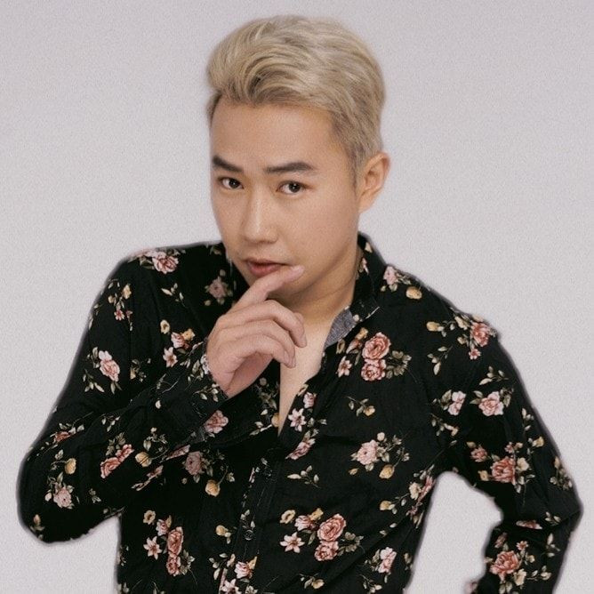 Các kiểu áo sơ mi hoa lá cành được anh rất ưu ái.