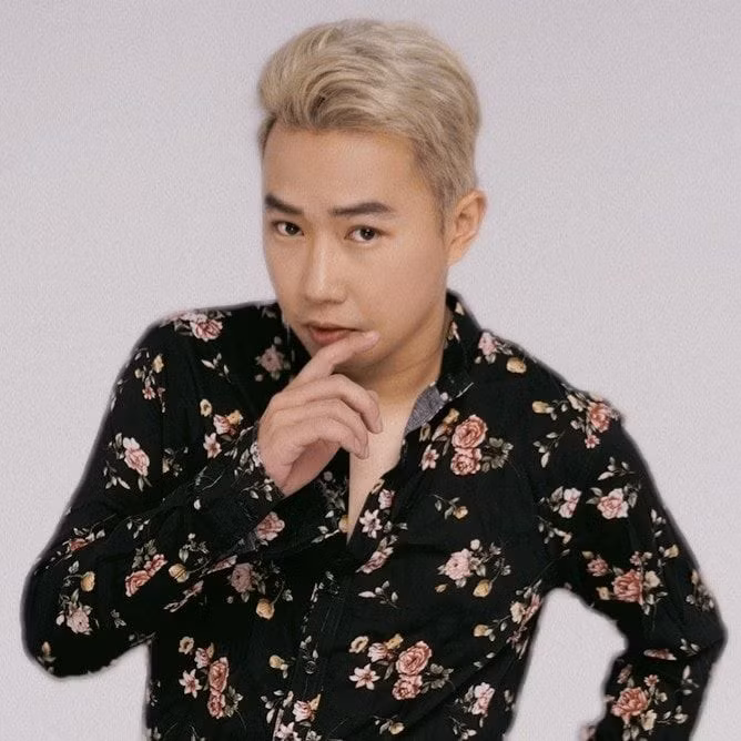 Các kiểu áo sơ mi hoa lá cành được anh rất ưu ái.