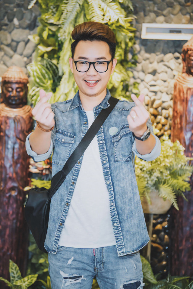 Nam diễn viên trông bảnh bao và trẻ trung với cả "cây" đồ bò.