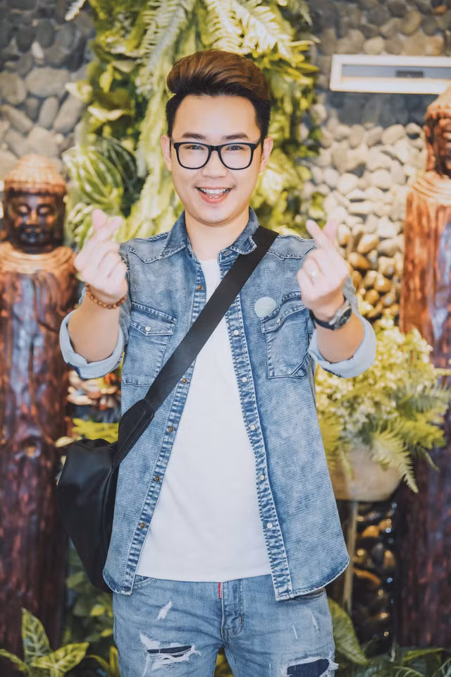 Nam diễn viên trông bảnh bao và trẻ trung với cả "cây" đồ bò.