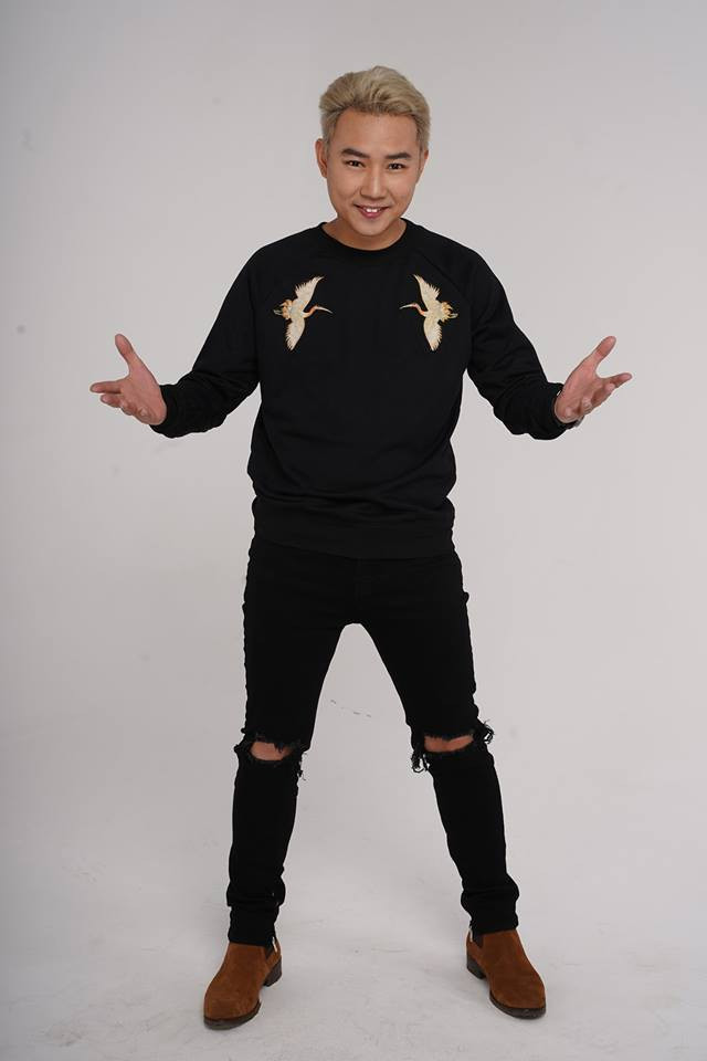 Các trang phục của Minh Tít chủ yếu là tông màu tối.