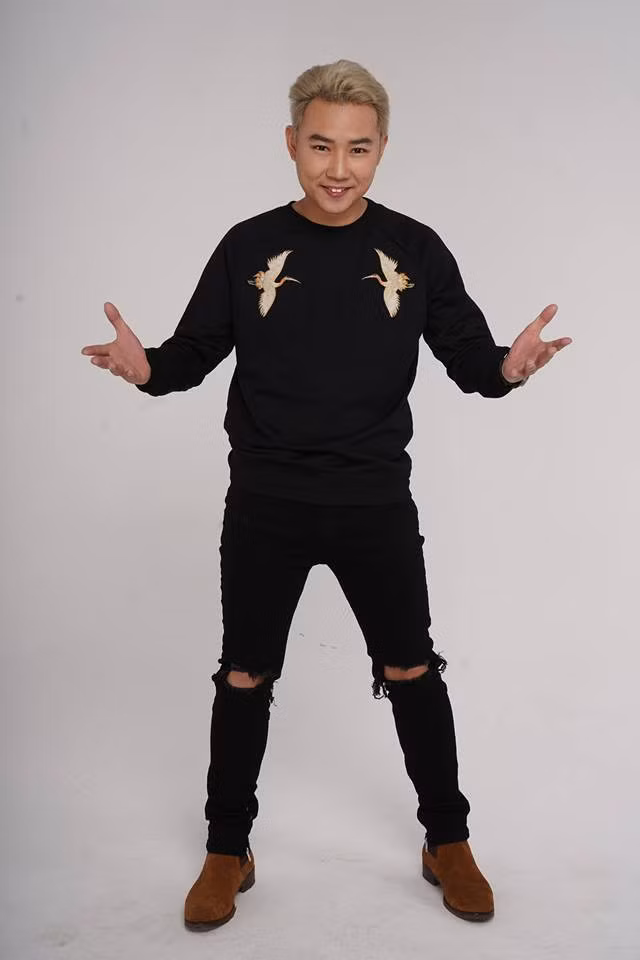 Các trang phục của Minh Tít chủ yếu là tông màu tối.