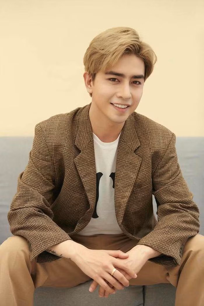 Phong cách thời trang của anh nhận được nhiều lời khen từ người hâm mộ.