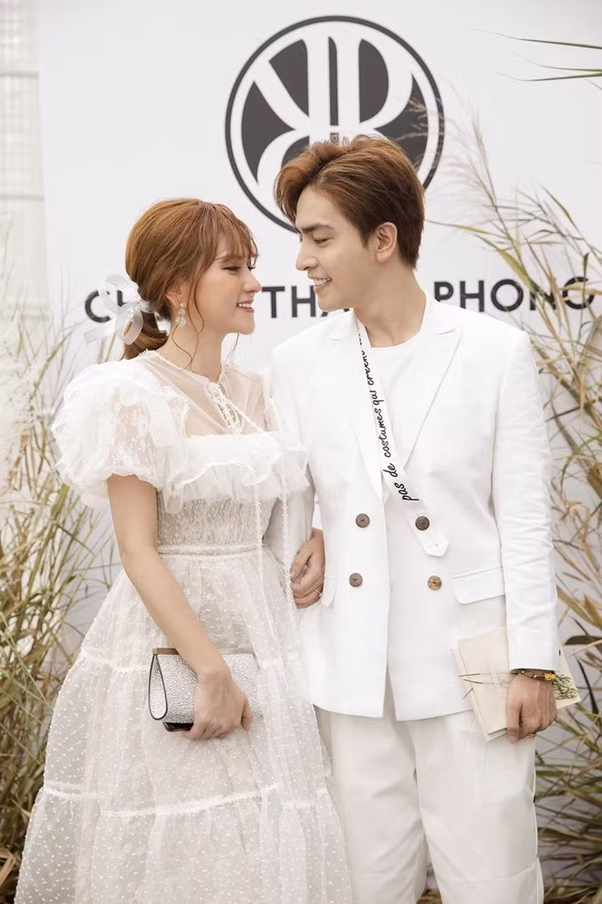 Đặc biệt, Kin Nguyễn rất chăm diện đồ đôi hay chọn trang phục đồng điệu với vợ mới cưới.