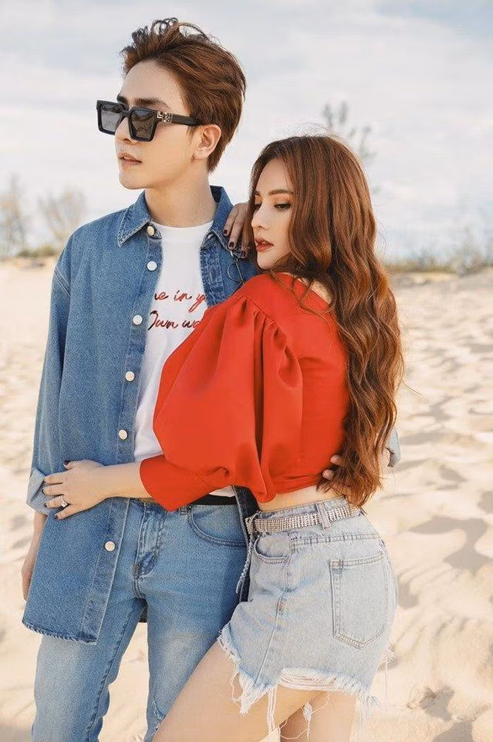 Kin Nguyễn diện cả cây đồ jean cá tính làm nền cho vợ.