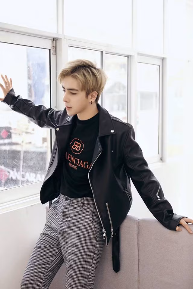 Chồng Thu Thủy đôi khi trông khá ngầu với chiếc áo khoác da.