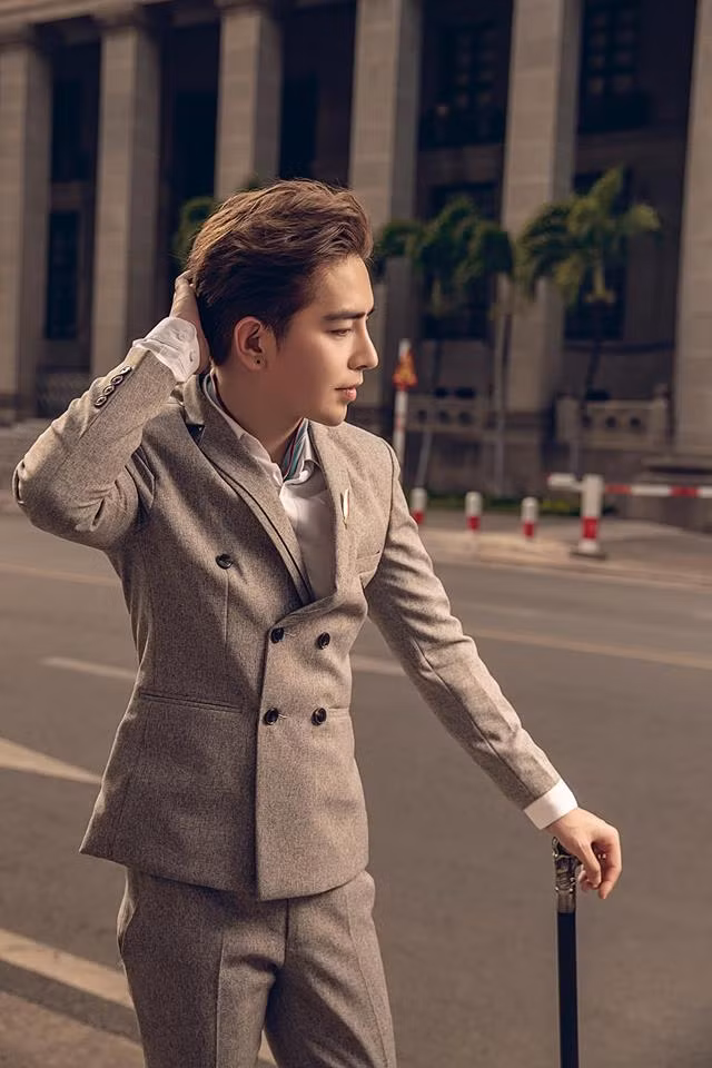 Anh chàng trông khá bảnh bao trong bộ vest sáng màu.