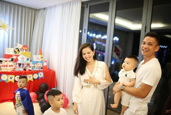 Tam Tit bat ngo 'dan mat' ong xa khi say theo cach vo cung lay loi