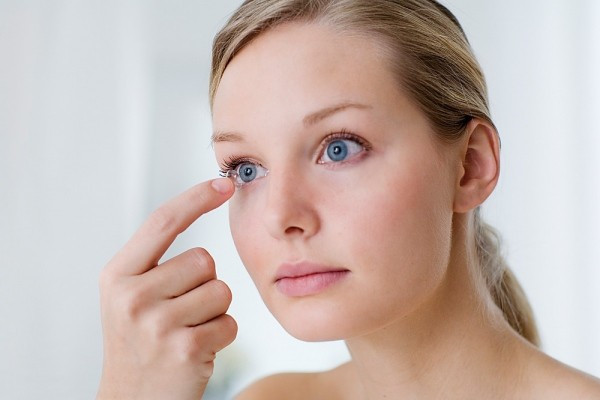 Cản trở oxy đến giác mạc: Không có đủ oxy, quá trình trao đổi chất của giác mạc bị căng thẳng và axit lactic tích tụ tạo ra tải thẩm thấu, hút nước vào giác mạc nhanh hơn mức có thể được loại bỏ, dẫn đến sưng giác mạc hoặc bị phù. Lượng oxy có sẵn dưới áp tròng thay đổi tùy theo chất liệu và độ dày của kính áp tròng.