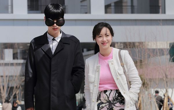 Nhìn phong cách ăn mặc trẻ trung của họ không ai đoán nổi rằng nàng đã 34 tuổi, còn chàng thì bước sang tuổi 31.