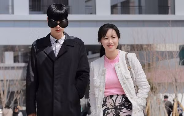 Nhìn phong cách ăn mặc trẻ trung của họ không ai đoán nổi rằng nàng đã 34 tuổi, còn chàng thì bước sang tuổi 31.