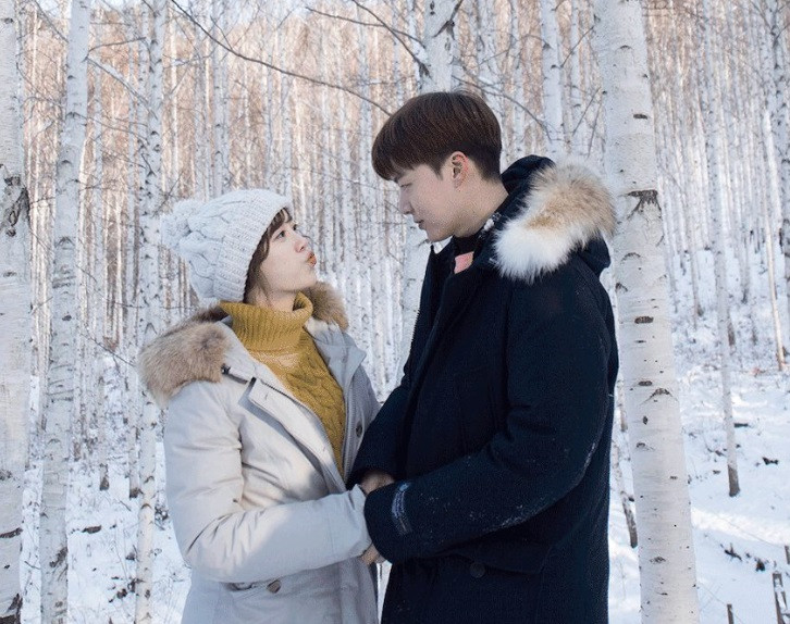 Cả hai chọn áo khoác màu tương phản trắng đen ăn ý.