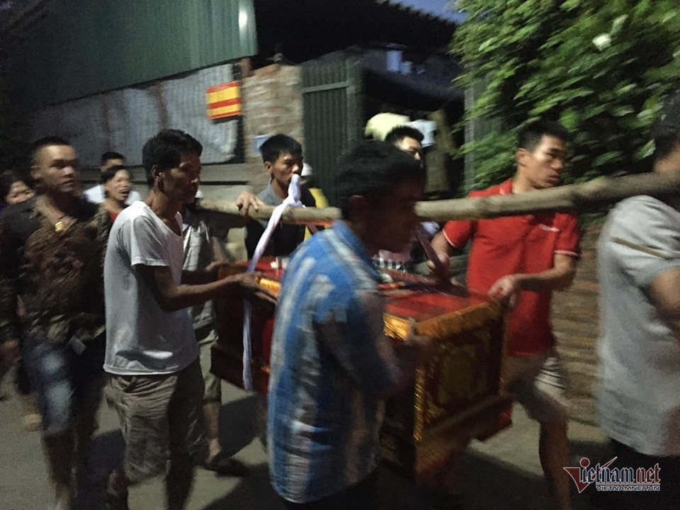 Tham sat gia dinh o Dan Phuong: Lang le tien dua be 14 thang tuoi-Hinh-4