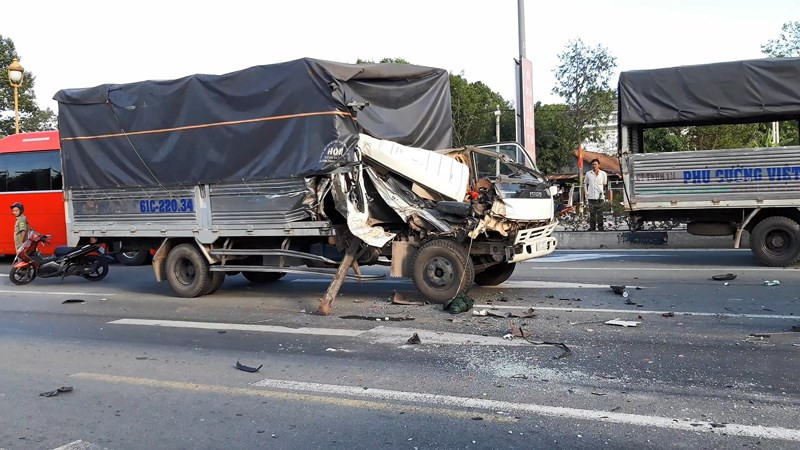 Tai nan lien hoan 3 o to tai khi dung...den do-Hinh-3