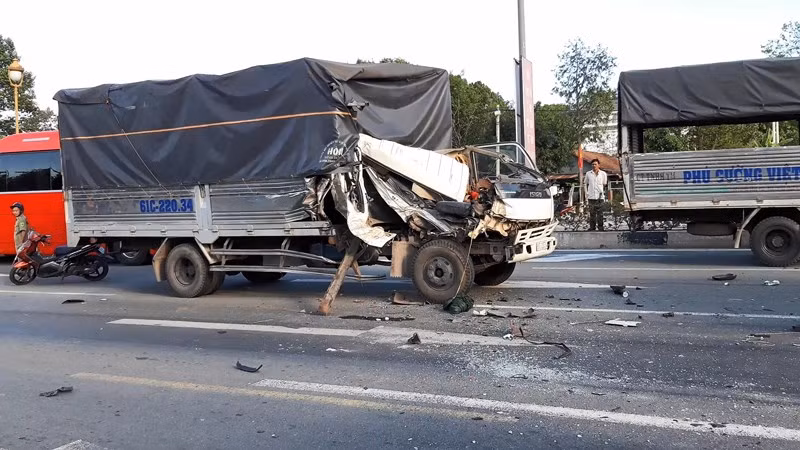 Tai nan lien hoan 3 o to tai khi dung...den do-Hinh-3