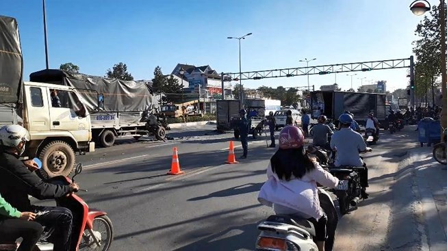 Tai nan lien hoan 3 o to tai khi dung...den do