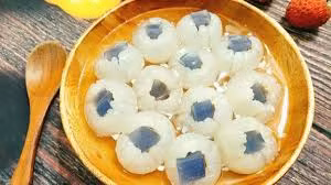 Cách làm: Nấu 150g đường cát để tạo nước, cho trái vải vào rim đường, lửa nhỏ khoảng 20 phút, bắc xuống, để nguội. Tiếp theo tiến hành hòa tan rau câu với nước dừa tươi, thêm 50g đường còn lại, cho bột hạnh nhân vào, lại đun sôi. Khi thấy rau câu sánh, nhấc xuống cho vào khuôn, để nguội.