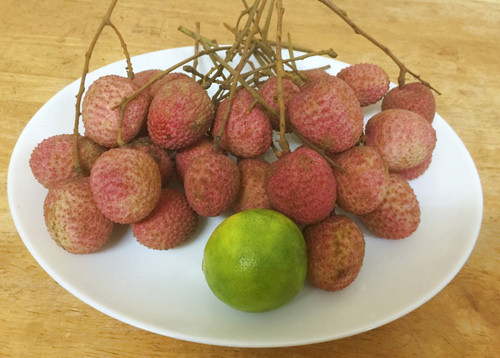 Cách làm: Vải bóc vỏ, bỏ hột, lấy phần thịt. Chanh bổ đôi, vắt lấy nước cốt, loại bỏ hạt. Cho phần thịt vải cùng với 300ml nước đun sôi để nguôi và nước cốt chanh ở trên vào máy xay sinh tố xay thật nhuyễn. Phía bên trong trái vải thường có phần màng, vị hơi chát nên khi xay xong bạn cho qua lưới lọc loại bỏ bớt phần màng này. Rót ra ly/cốc, có thể thêm xíu đường nếu bạn muốn uống ngọt. Thêm đá uống ngon hơn.