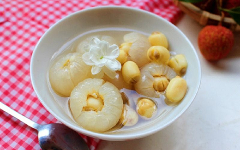 Cho hạt sen vào nồi đun sôi ninh nhừ. Khi hạt sen mềm cho đường thốt nốt vào. Tùy theo sở thích bạn cho độ ngọt nhé. Đun thêm khoảng 3 phút nữa.Vải tươi sau khi bóc vỏ bỏ hạt nếu thích ngọt bạn có thể sên vải với 1 ít đường còn không thì cho luôn vào nồi chè sen đun khoảng 3-5 phút cho vải ngấm vị ngọt là được. Khi chè sen chín ta cho thạch sương sáo vào nếu thích thêm vài viên đá.