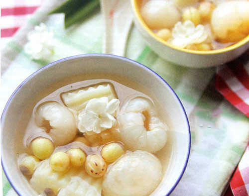 Chè vải sương sáo: Nguyên liệu món này gồm 1 ít trái vải tươi tách hạt (khoảng 300 g), sương sáo trắng, 1 hộp sữa tươi,1 ít nước cốt dừa, đường thốt nốt, đường cát, 150 g hạt sen khô.