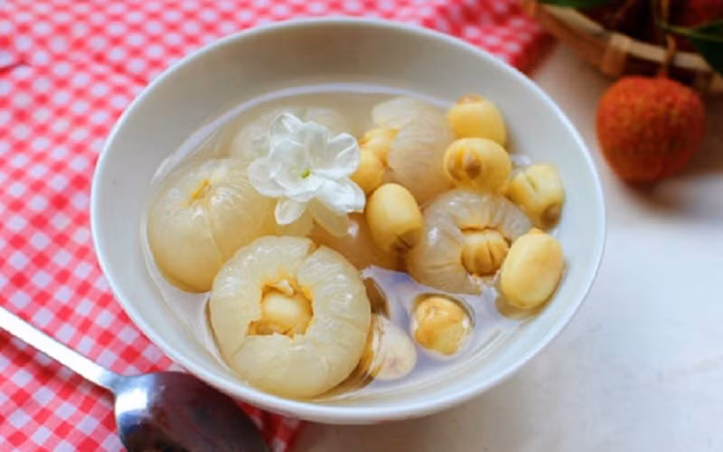 Cho hạt sen vào nồi đun sôi ninh nhừ. Khi hạt sen mềm cho đường thốt nốt vào. Tùy theo sở thích bạn cho độ ngọt nhé. Đun thêm khoảng 3 phút nữa.Vải tươi sau khi bóc vỏ bỏ hạt nếu thích ngọt bạn có thể sên vải với 1 ít đường còn không thì cho luôn vào nồi chè sen đun khoảng 3-5 phút cho vải ngấm vị ngọt là được. Khi chè sen chín ta cho thạch sương sáo vào nếu thích thêm vài viên đá.