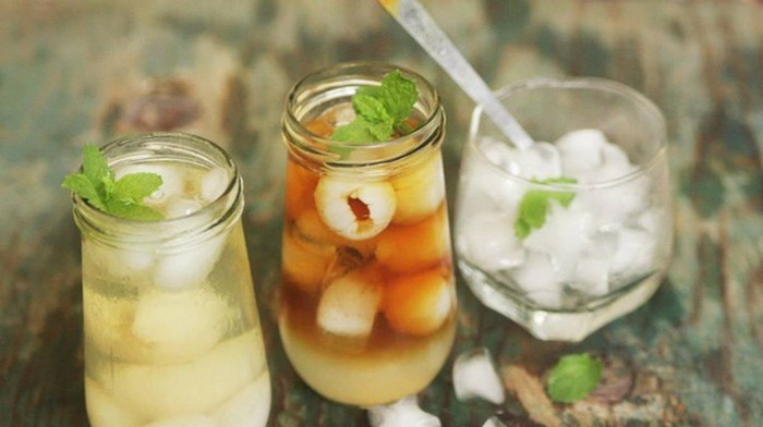 Siro vải: Nguyên liệu: 1kg vải đã lột vỏ, bỏ hạt; 500ml nước; 800gr đường. Cách làm: Đun đường với nước cho sôi tới khi nước đường hơi sánh lại thì cho vải vào. Đun sôi khoảng 5 – 8 phút rồi tắt bếp, để nguội rồi đổ vào lọ.