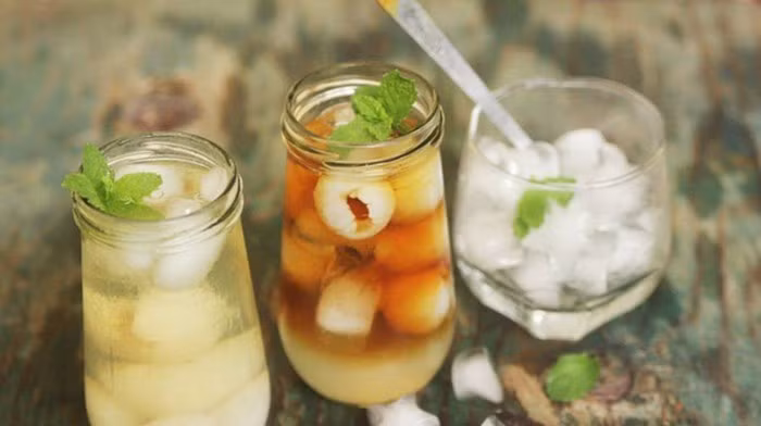 Siro vải: Nguyên liệu: 1kg vải đã lột vỏ, bỏ hạt; 500ml nước; 800gr đường. Cách làm: Đun đường với nước cho sôi tới khi nước đường hơi sánh lại thì cho vải vào. Đun sôi khoảng 5 – 8 phút rồi tắt bếp, để nguội rồi đổ vào lọ.