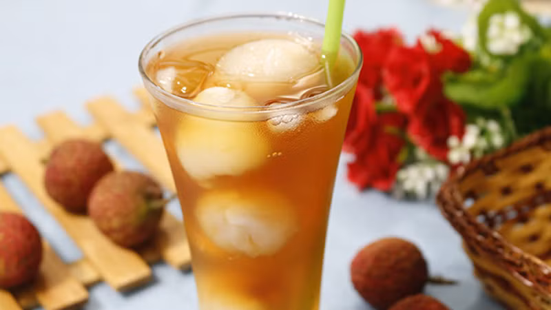 Nước vải thiều chanh tươi là món ngon giải nhiệt từ vải cực hấp dẫn. Nguyên liệu: Vải thiều: 15-20 trái, chanh tươi: 1 trái, nước đun sôi để nguội, đường (nếu muốn uống ngọt), một ít đá lạnh.