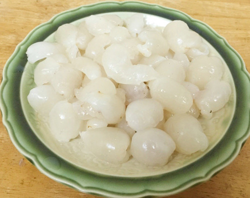 Cách làm: Hạt sen khô rửa sạch ngâm khoảng 30 phút. Vải tươi bóc vỏ tách hạt. Hòa 1 gói bột sương sáo trắng với 180 ml sữa tươi, 150 ml nước lọc cùng 3 thìa đường cát cùng 2 thìa nước cốt dừa. Sau đó đợi bột sương sáo tan ra đem đun sôi. Với cách làm như này bạn sẽ có những miếng thạch sương sáo cực thơm và ngậy nhé. Đổ thạch vào khuôn đợi nguội cho vào tủ lạnh.