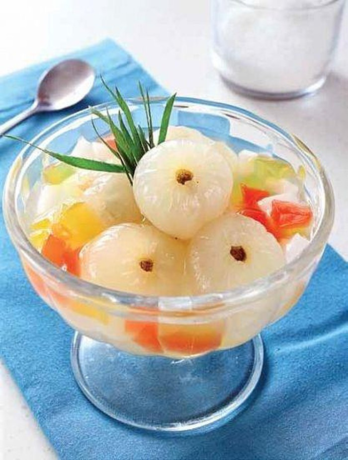 Tiếp đến là đặt vào ngăn mát trong tủ lạnh, đợi đông rồi lấy ra cắt hạt lựu. Trộn chung trái vải với rau câu, cho vào tủ lạnh rồi ăn mát vừa. Khi ăn món chè vải rau câu này, hạnh nhân sẽ giúp rau câu thơm hơn. Nước dừa đã ngọt sẵn nên không cần cho nhiều đường. Nếu thích có thể thêm vào chè nhiều loại trái cây khác tùy ý hoặc một số thách làm sẵn. Ảnh: Internet. 