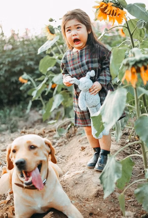 Be 5 tuoi tao dang kieu 'Thieu nu ben hoa hue' sieu cap dang yeu-Hinh-7