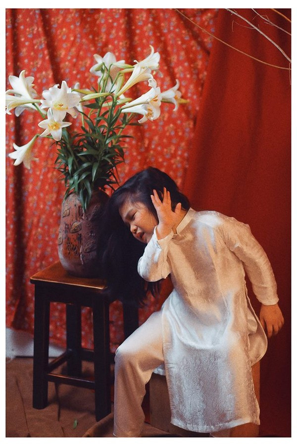 Be 5 tuoi tao dang kieu 'Thieu nu ben hoa hue' sieu cap dang yeu-Hinh-2