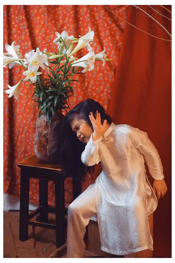 Be 5 tuoi tao dang kieu 'Thieu nu ben hoa hue' sieu cap dang yeu-Hinh-2