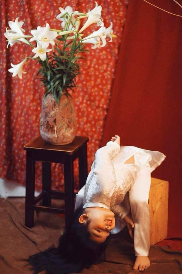 Be 5 tuoi tao dang kieu 'Thieu nu ben hoa hue' sieu cap dang yeu-Hinh-4