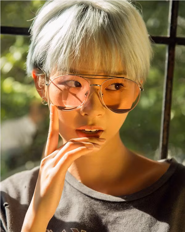 Kiểu tóc ngắn nhuộm màu bạch kim giúp Phí Phương Anh định hình phong cách thời thượng và cá tính.