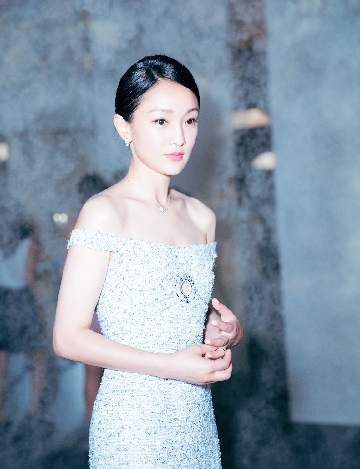 Để duy trì vóc dáng thon thả, người đẹp U50 luôn áp dụng theo một chế độ ăn kiêng nghiêm ngặt với rất nhiều rau xanh và trái cây tươi trong ngày.