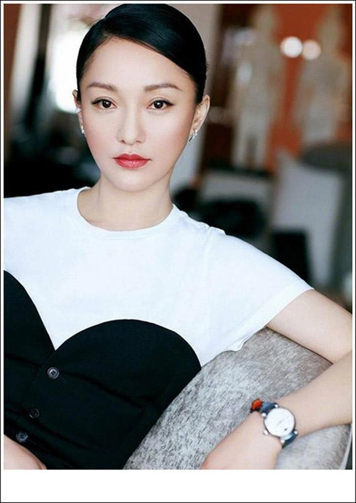 Không chỉ quan tâm đến ngoại hình mà Châu Tấn cũng luôn giữ cho mình lối sống tích cực cân bằng. Cô là một trong ”tứ đại Hoa đán” không ngừng tham gia các hoạt động xã hội. Sống hết mình với đam mê, thử sức mình với nhiều vai diễn đa dạng.