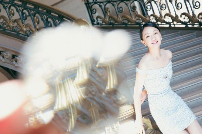 Nữ diễn viên sinh năm 1974 luôn nhớ bôi kem chống nắng trước khi ra đường để ngăn ngừa sự tác động của ánh nắng mặt trời chiếu xuống làn da. Do đó, làn da của Châu Tấn mới luôn giữ được độ sáng khỏe, căng bóng và không có nếp nhăn hay sạm da.