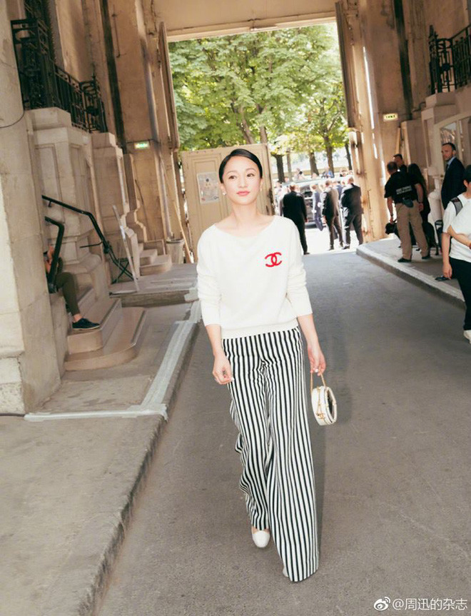 Ngoài sử dụng những loại kem dưỡng da để giúp làn da luôn tươi sáng và khỏe mạnh thì "vật bất ly thân" luôn có trong túi xách của Châu Tấn chính là kem chống nắng.