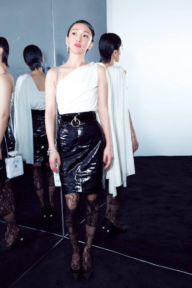 Dù rất bận rộn với lịch trình làm việc hàng ngày nhưng Châu Tấn luôn không quên uống nhiều nước để giúp cơ thể đào thải độc từ trong ra ngoài. Nhờ vậy, làn da của Châu Tấn luôn có sự mịn màng, thanh thoát và giảm hẳn tình trạng mụn trứng cá.