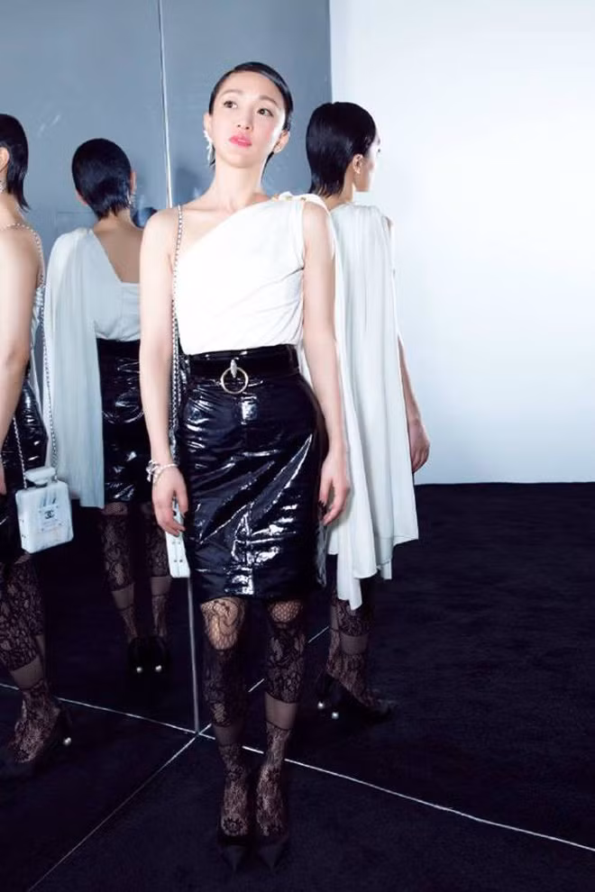 Dù rất bận rộn với lịch trình làm việc hàng ngày nhưng Châu Tấn luôn không quên uống nhiều nước để giúp cơ thể đào thải độc từ trong ra ngoài. Nhờ vậy, làn da của Châu Tấn luôn có sự mịn màng, thanh thoát và giảm hẳn tình trạng mụn trứng cá.