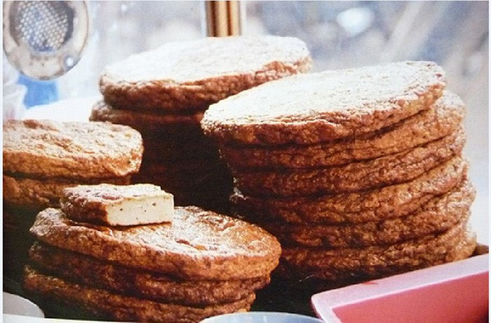 Chả cá Nha Trang được làm từ cá tươi không xương, có thể là cá mối, cá thu, cá thởn, cá rựa, cá chuồn, cá nhồng hay cá cờ… kết hợp với các loại gia vị bí truyền, và điều đó đã tạo nên những miếng chả cá ngon, mềm mịn và hơi dai mà không ở đâu có được.