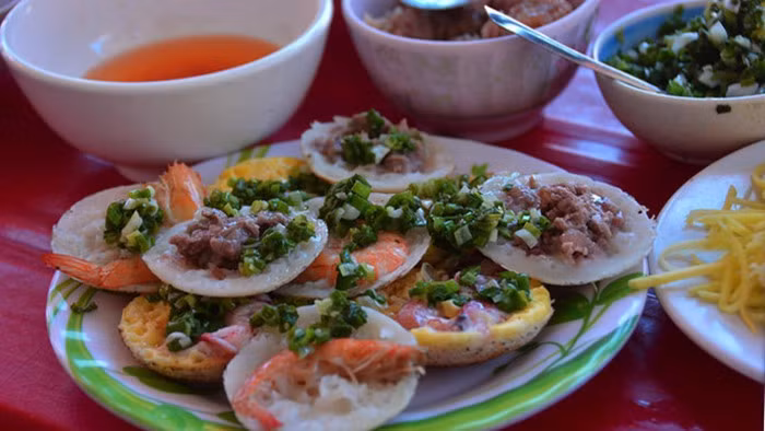 Bánh căn Nha Trang có nhiều loại nhân từ thịt bò, trứng, nấm, mực, tôm… Mỗi loại đều có hương vị thơm ngon riêng, rất biết cách chinh phục du khách đến thử. Đến các quán bánh căn, bạn có thể quan sát, người bán hàng tay thoăn thoắt đổ bột, cho nhân, đậy vung khuôn rồi lại đổ bánh ra phục vụ khách.