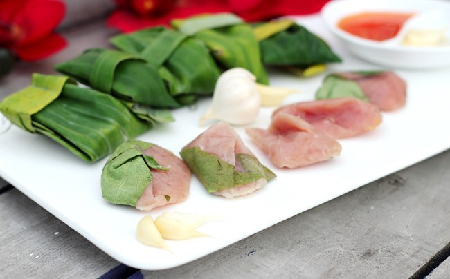 Nem chua Ninh Hòa: Du khách đến thành phố biển Nha Trang luôn dành một buổi thưởng thức món đặc sản nổi tiếng vẫn thường gọi là “nem nướng Nha Trang”. Nem nướng được làm từ thịt heo quết mịn, ướp thêm ít gia vị đậm đà, xiên que rồi nướng trên bếp than hồng cho thịt nem vàng ươm.