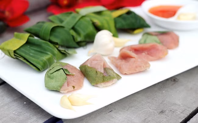 Nem chua Ninh Hòa: Du khách đến thành phố biển Nha Trang luôn dành một buổi thưởng thức món đặc sản nổi tiếng vẫn thường gọi là “nem nướng Nha Trang”. Nem nướng được làm từ thịt heo quết mịn, ướp thêm ít gia vị đậm đà, xiên que rồi nướng trên bếp than hồng cho thịt nem vàng ươm.