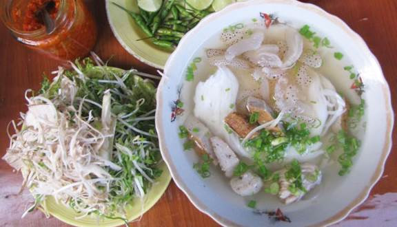 Bún sứa Nha Trang: Những con sứa còn tươi do ngư dân vớt từ biển ở đảo xa sẽ được làm sạch nhớt, sơ chế theo kỹ thuật và kinh nghiệm riêng. Loại sứa dùng để làm món bún đặc sản này thường nhỏ, màu trắng đục, mình dày.