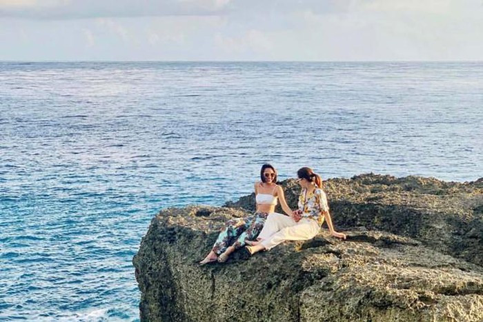 Khi du lịch cùng nhau, cả hai cũng mặc trang phục có sự đồng điệu với nhau. Ảnh: FBNV.