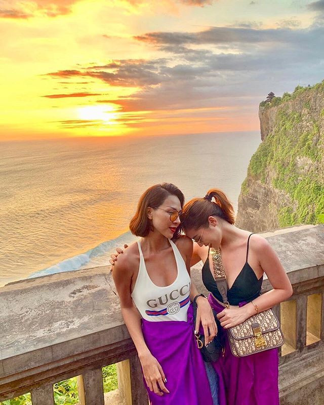 Minh Triệu và Kỳ Duyên cùng chọn áo hai dây gợi cảm khi sánh bước bên nhau.