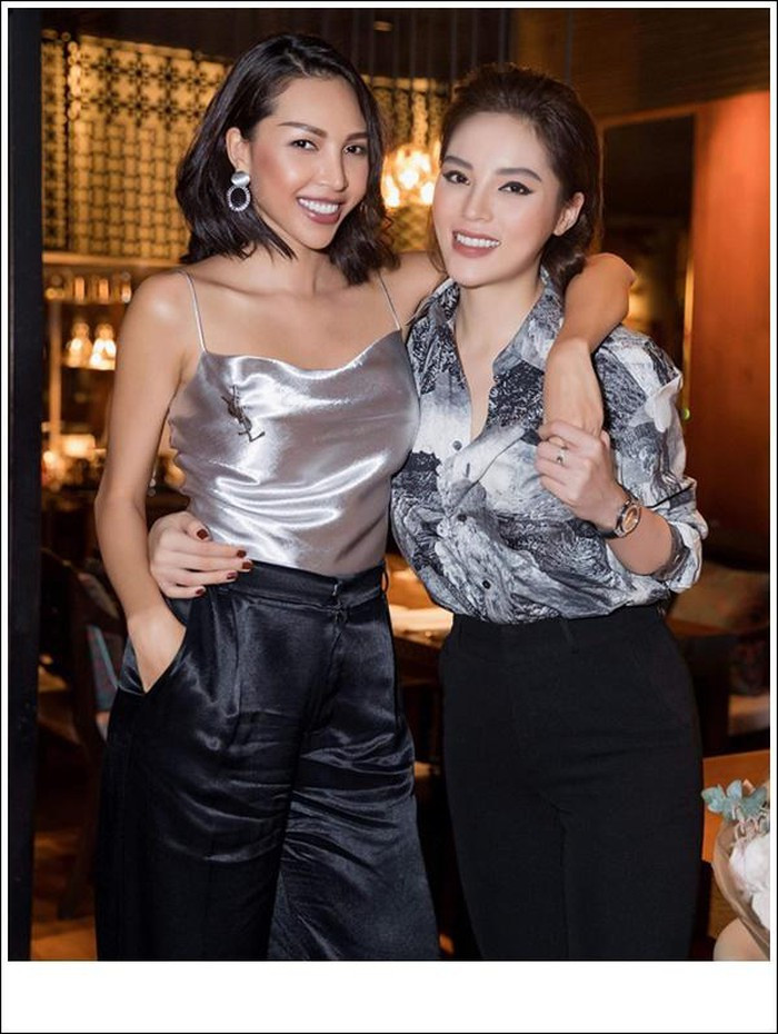 Trang phục của cặp đôi thường có sự đồng điệu về kiểu dáng và màu sắc.